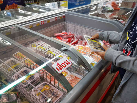 CHIANG RAI, THAILAND - NOVEMBER 29 : unidentified people at supermarket cashiers before going out on November 29, 2016 in Chiang rai, Thailand.のeditorial素材