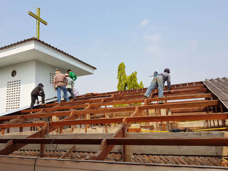 CHIANG RAI, THAILAND - MARCH 29 : unidentified workers repairing or changing roof of Thai protestant church on March 29, 2017 in Chiang rai, Thailand.のeditorial素材
