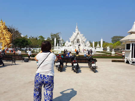 CHIANG RAI, THAILAND - MARCH 1 : Unidentified tourist taking photo or selfie Wat Rong Khun temple on March 1, 2017 in Chiang rai, Thailandのeditorial素材