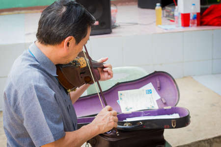 CHIANG RAI, THAILAND - FEBRUARY 19 : Unidentified asian musician playing the violin outdoors on February 19, 2016 in Chiang rai, Thailand.のeditorial素材