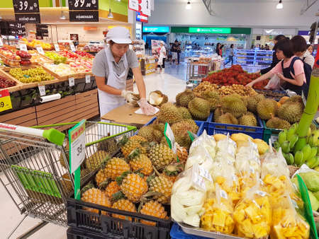 CHIANG RAI, THAILAND - JUNE 8 : unidentified woman peeling durian in supercenter on June 8, 2017 in Chiang rai, Thailand.のeditorial素材