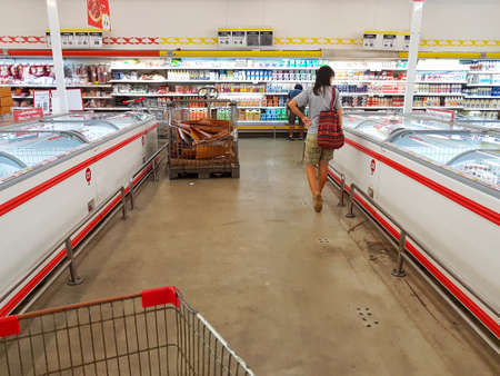 CHIANG MAI, THAILAND - SEPTEMBER 29 : unidentified asian people buying frozen food in supermarket on September 29, 2017 in Chiang Mai, Thailand.のeditorial素材