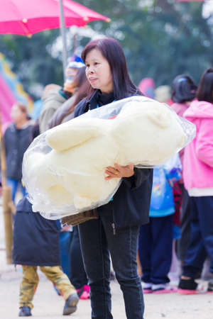 CHIANG RAI, THAILAND - JANUARY 13 : Unidentified asian mother holding big teddy bear for her daughter on January 13, 2018 in Chiang rai, Thailand.のeditorial素材