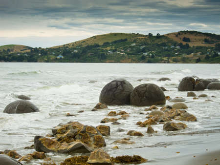 Moeraki Boulder East Coast of south New Zealand, on a cloudy dayの素材 [FY3108994965]