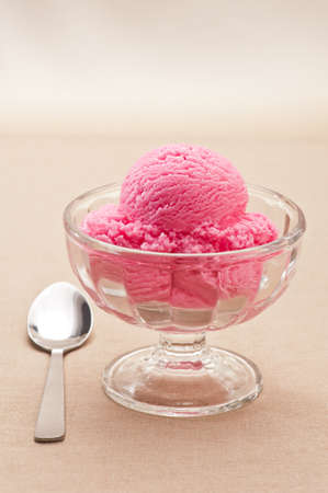 raspberry ice cream の写真素材