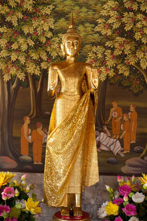 The worship of Buddhist statues. Pray to God.