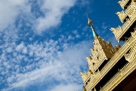 roof has a unique design. Gold is mainly used for decoration.