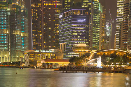 Singapore at night Building on the lake and downtown.のeditorial素材