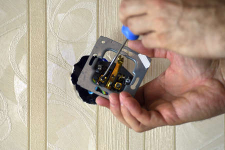 Installation of electrical sockets with grounding