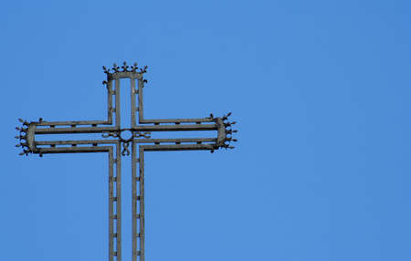 Single cross against clear cloudless blue skyの写真素材