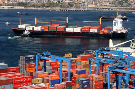 Ship leaving port in Valparaiso, Chileのeditorial素材