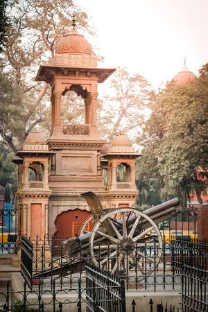 Old cannon in front of the Lahore Museum - the biggest museum in Pakistanのeditorial素材