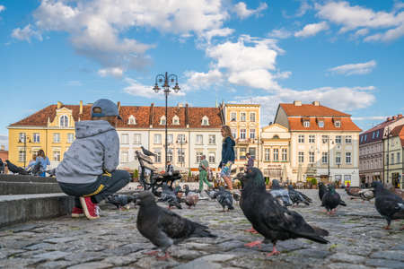 Bydgoszcz, Poland -  August 2017 : Children feeding pidgeons in the Old Town square in Bydgoszcz, Polandのeditorial素材