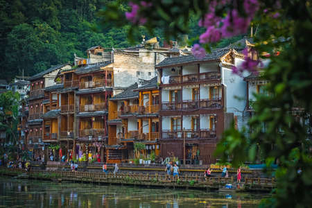 Feng Huang, China - August 2019 : Old historic wooden Diaojiao houses on the riverbanks of Tuo river, flowing through the centre of Feng huang Old Townのeditorial素材