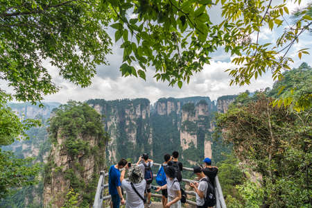 Zhangjiajie, China - August 2019 : Tourists taking pictures on mobile phones on the viewpoint in Tianzi mountain range, Avatar mountains nature parkのeditorial素材