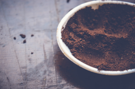 coffee powder on white spoon on wooden tableの写真素材