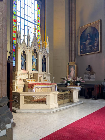 Istanbul, Turkey - April 20, 2023: Interior of the Nave of the Saint Anthony of Padua (St. Antoine Church), the largest Roman catholic cathedral in Istanbul. Beyoglu districtのeditorial素材