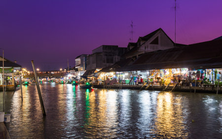SAMUT SONGKHRAM, THAILAND - February 17, 2018 : One of the most famous floating market and cultural tourist destination in thailand.のeditorial素材