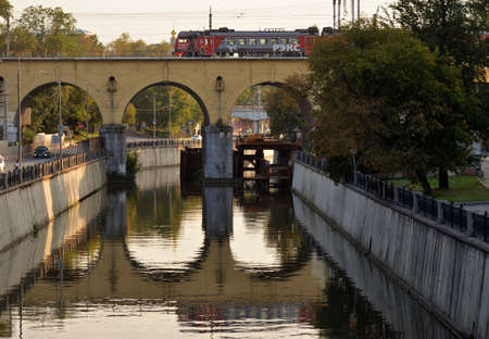 Moscow, Russia, August 31, 2021: Andronikov viaduct - railway bridge over Yauza river, built in 1865. Connects Zolotorozhskaya and Syromyatnicheskaya embankmentsのeditorial素材