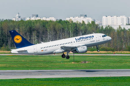 Airbus a319 Lufthansa airlines, airport Pulkovo, Russia Saint-Petersburg May 2014.のeditorial素材