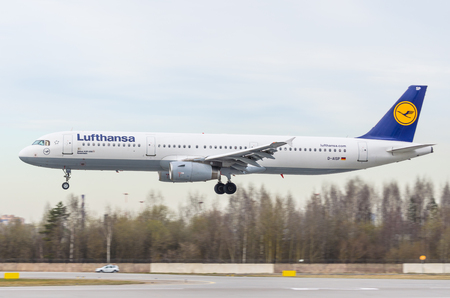 a321 Lufthansa, airport Pulkovo, Russia Saint-Petersburg May 2017のeditorial素材