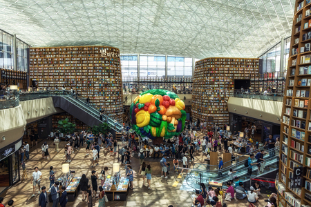 Starfield Library is a mega-library located within COEX, the giant Seoul shopping mall. Seoul, South Korea. Taken on July 16th 2018.のeditorial素材