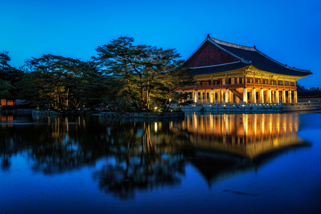 gyeonghoeru pavilion lit up at night. a famous pavilion in gyeongbokgung palace in seoul, south koreaのeditorial素材