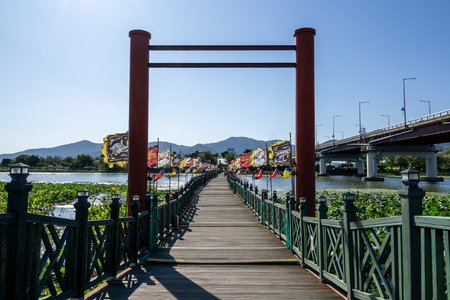yulsujugyo bridge is a bridge made of many boats tied together. The bridge connects Semiwon garden to dumulmeori.のeditorial素材