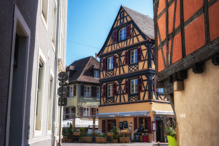 Small alleyway with Alsatian half timbered houses built along. Taken in Colmar, Franceのeditorial素材