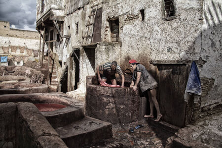 Tanneries of Fes - pools for coloring of leather on a traditional wayのeditorial素材