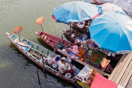 HATYAI - MARCH 3: Wooden boats busy ferrying people at Khlong Hae floating market on March 3, 2016 in Hatyai. Khlong Hae Floating Market is the first floating market of southern Thailand.のeditorial素材