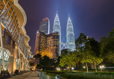 Petronas Twin Towers View From KLCC Park At Nightのeditorial素材