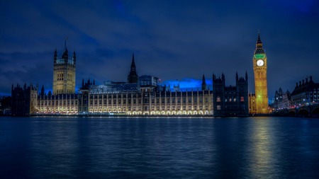 Big Ben and Houses of Parliament at dusk from the bank of river Thames, London, UKの写真素材