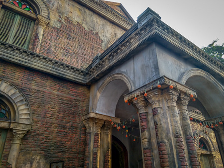 KOLKATA, WEST BENGAL, INDIA - OCTOBER 17, 2018: A view of an old colonial house in Calcutta, Kolkata, Indiaのeditorial素材