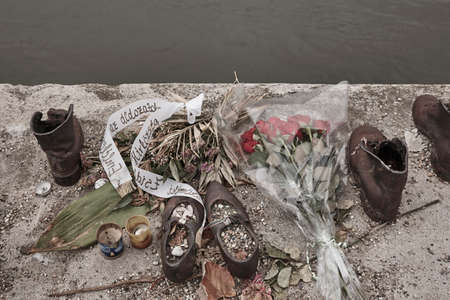 Budapest jewish memorial shoes on Danube riverbank. World war IIのeditorial素材