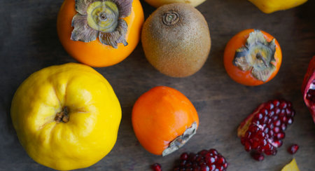 There are large quinces and other fruits. The quinces and fruits are visible from the top.