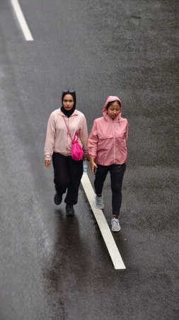 Jakarta, Indonesia - Februari 1, 2026: People running and jogging during Car Free Day event at Sudirman street, showing healthy lifestyle, urban fitness activity, and active communのeditorial素材