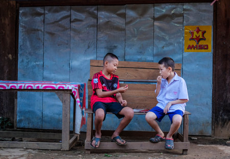 MAE HONG SON, THAILAND - DECEMBER 18, 2015 : Kayan Lahwi tribe at Karen Long Neck Village.のeditorial素材