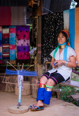 MAE HONG SON, THAILAND - DECEMBER 18, 2015 : Long neck lady from Kayan Lahwi tribe known for wearing neck rings, brass coils to extend the neck at Karen Long Neck Village.のeditorial素材