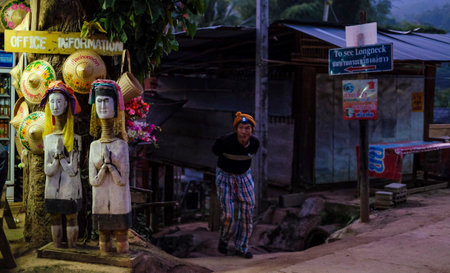MAE HONG SON, THAILAND - DECEMBER 18, 2015 : Kayan Lahwi tribe at Karen Long Neck Village.のeditorial素材