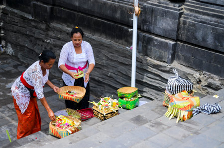 BALI, INDONESIA - NOVEMBER 15, 2017 : Balinese women in traditional clothes during religious ceremony at Tanah Lot temple, Bali.のeditorial素材