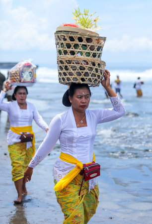 BALI, INDONESIA - NOVEMBER 15, 2017 : Balinese women in traditional clothes during religious ceremony at Tanah Lot temple, Bali.のeditorial素材