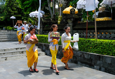 BALI, INDONESIA - NOVEMBER 15, 2017 : Balinese women in traditional clothes during religious ceremony at Tanah Lot temple, Bali.のeditorial素材