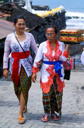 BALI, INDONESIA - NOVEMBER 15, 2017 : Balinese women in traditional clothes during religious ceremony at Tanah Lot temple, Bali.のeditorial素材