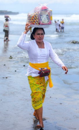 BALI, INDONESIA - NOVEMBER 15, 2017 : Balinese women in traditional clothes during religious ceremony at Tanah Lot temple, Bali.のeditorial素材