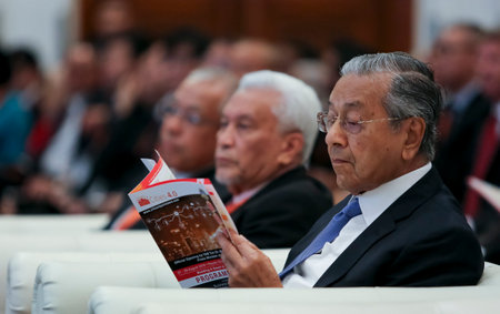 KUALA LUMPUR, MALAYSIA - AUGUST 27, 2018 : Malaysia Prime Minister Mahathir Mohamad (right). Malaysian politician currently serving as the Prime Minister of Malaysia for the second time.のeditorial素材