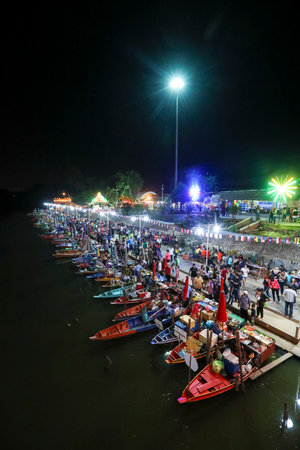 HATYAI, THAILAND - DECEMBER 15, 2017 : Night view of Hat Yai Floating Market Khlong Hae, the famous tourist attraction to visit. Best place to find local food, Thai food and Muslim food.のeditorial素材