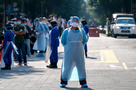 KUALA LUMPUR, MALAYSIA - APRIL 19, 2020: Medical personnel helps the public to do the COVID-19 test to taking nasal and mouth swab at Kampung Baru. Coronavirus disease 2019 (COVID-19) outbreak.のeditorial素材