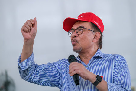 PENANG, MALAYSIA - NOVEMBER 11, 2022: Malaysia's opposition leader, Anwar Ibrahim delivers a speech during a campaign rally for the Pakatan Harapan (Alliance Of Hope) coalition in Balik Pulau.のeditorial素材