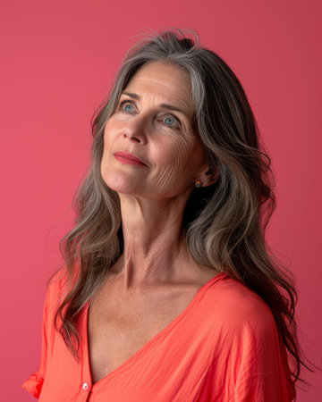 a woman with long gray hair looking up at the skyの素材